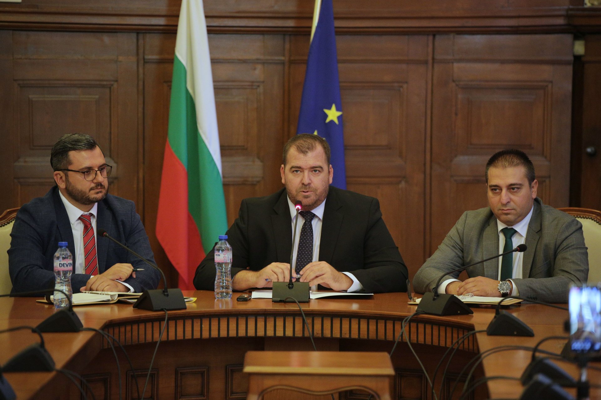 Служебният министър на земеделието Явор Гечев (в средата) и заместник-министрите от екипа му Георги Събев (вляво) и Крум Неделков