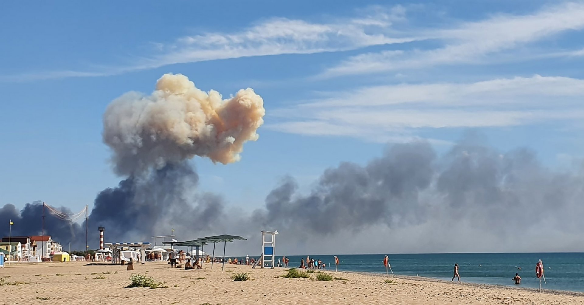 Димът от взривовете в руската военна база в Крим се вижда от плажа