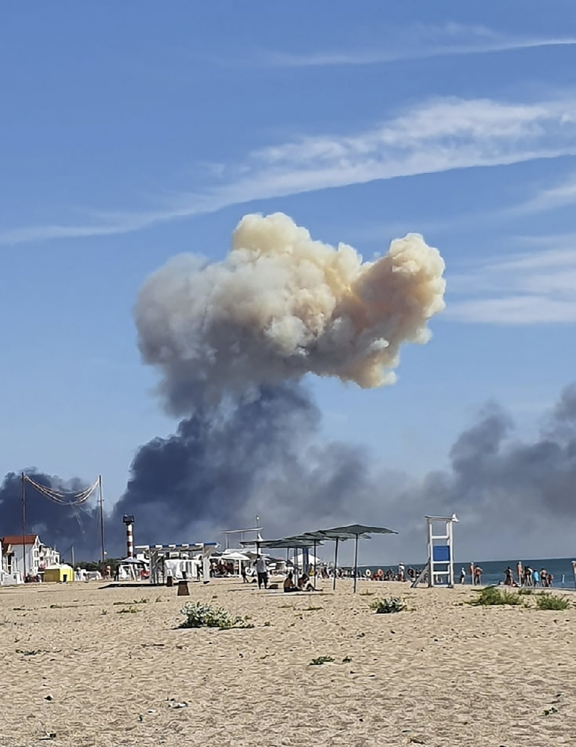 Димът от взривовете в руската военна база в Крим се вижда от плажа