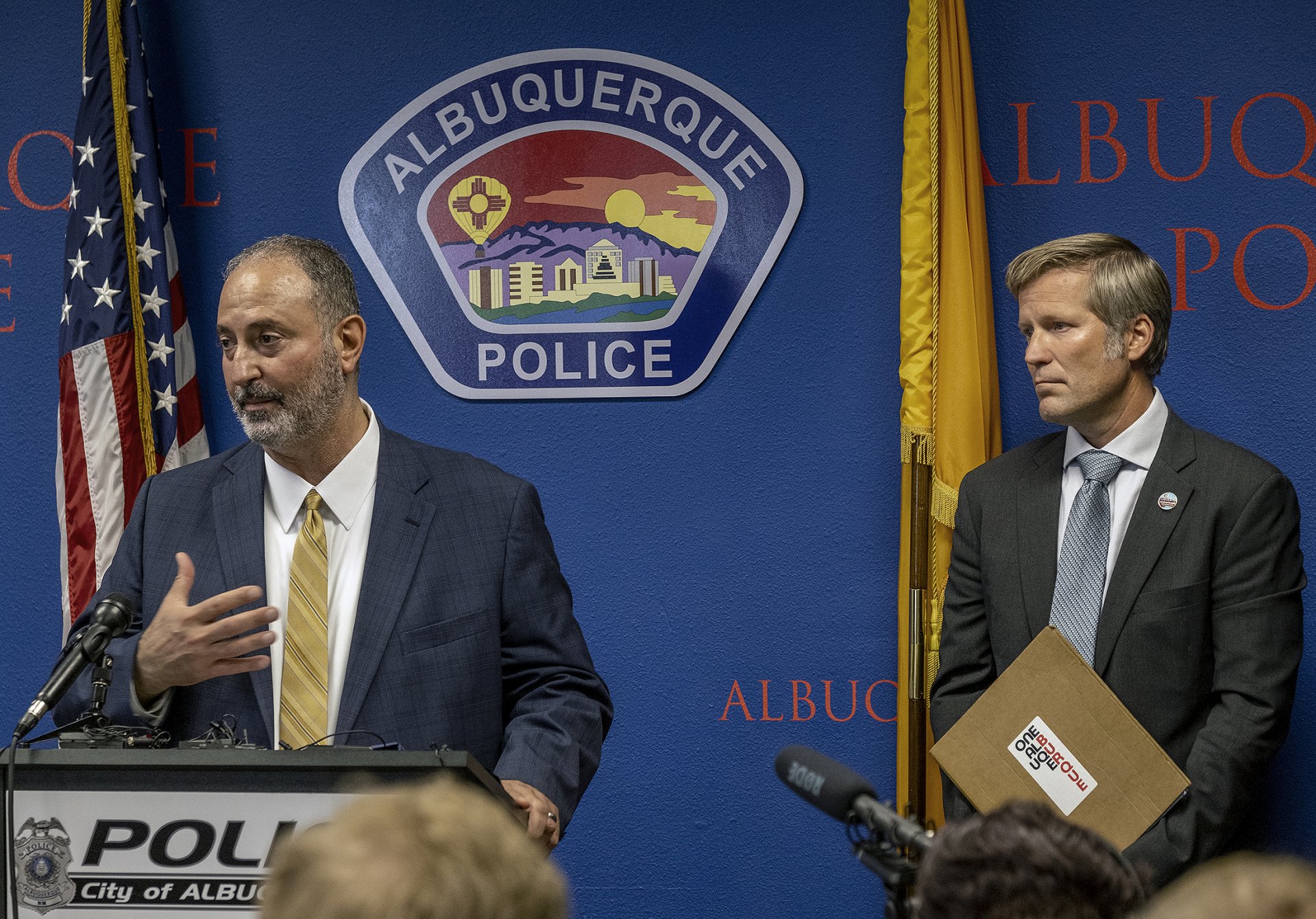 Ахмад Асед, президент на Ислямския център на Ню Мексико говори на пресконференция, за да обяви ареста на Мохамед Сайед, заподозрян в убийствата на мюсюлмански мъже в Албакърки, Ню Мексико, до него е кметът Тим Келър