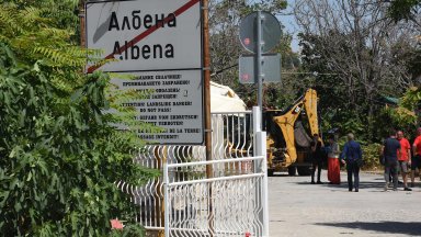 Районът на свлачището край "Албена" остава затворен, оперираха пострадалите