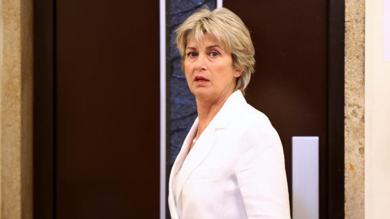 Весела Лечева отрече да се е намесвала в работата на парламента