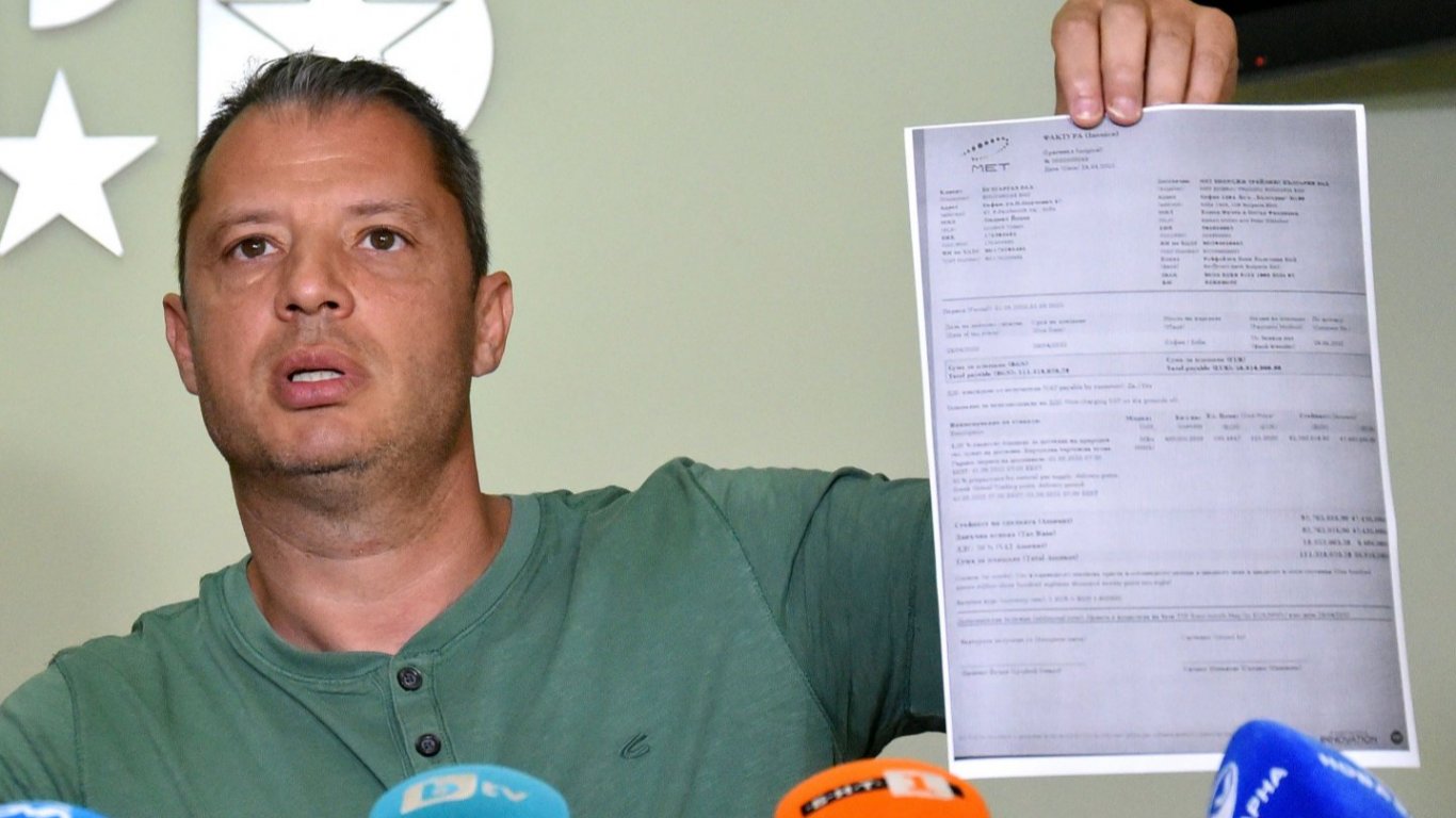 Делян Добрев показа фактури за плащане на "Газпром" през посредници