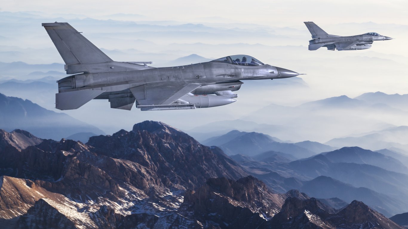 Американски F-16 прехванаха два руски бомбардировача край Аляска