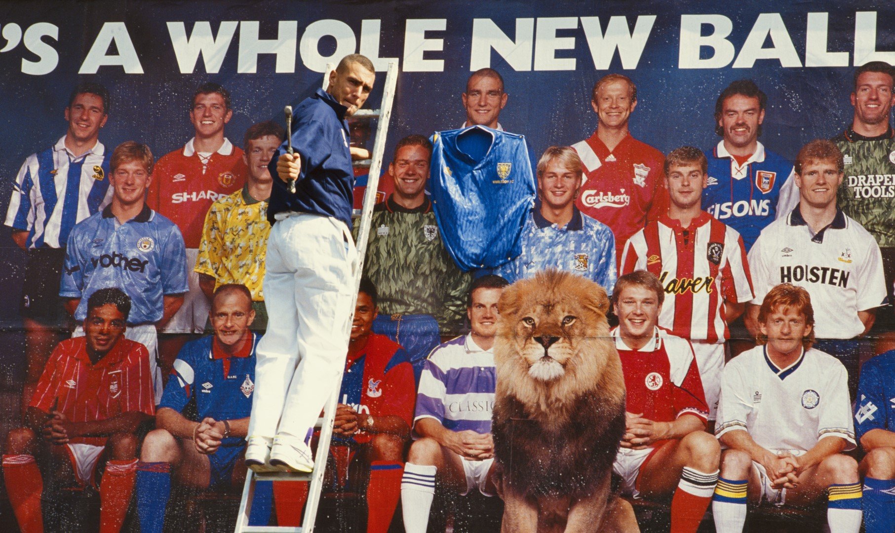 Постерът-колаж с капитаните на отборите - Вини Джоунс си "прикачва" актуалната фланелка на Уимбълдън