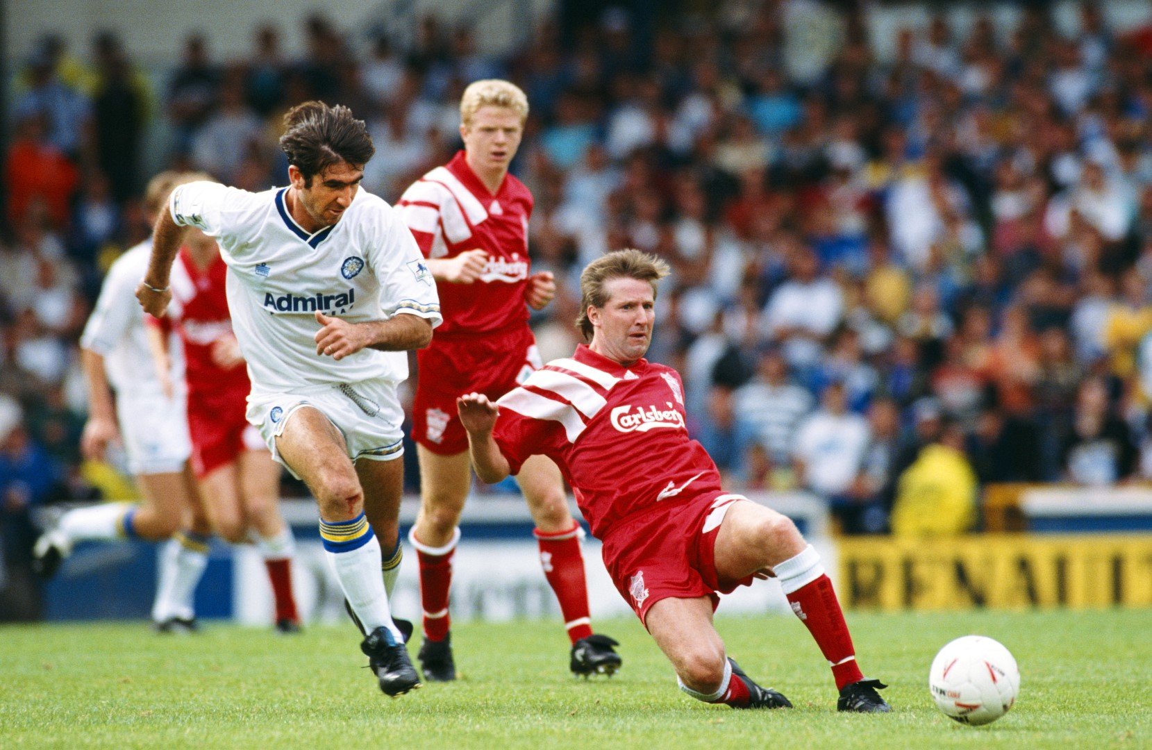 Ерик Кантона с екипа на Лийдс срещу Ливърпул. Френският нападател отиде в Юнайтед по време на този първи сезон във Висшата лига, след като бе спечелил титлата през 1992-ра с "белите". И стана пет пъти шампион с "дяволите"