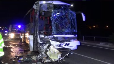 Жертва и 41 ранени, след като автобус се заби в задницата на ТИР в Турция (видео)