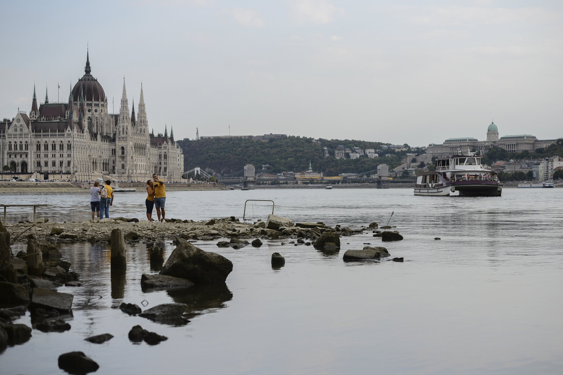 Селфи на южния край на остров Маргит, до който може да се стигне поради ниското ниво на водата на Дунав в Будапеща