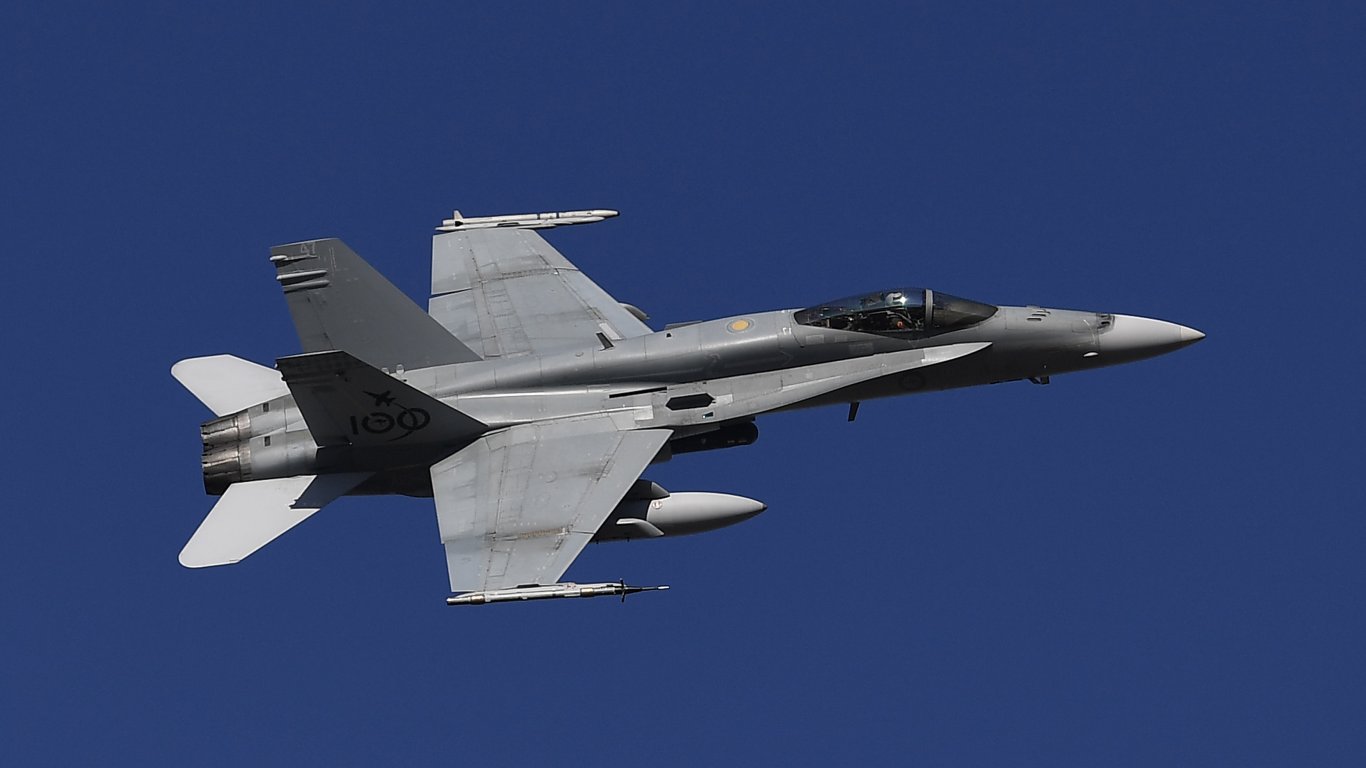 Испания праща военни и осем F-18 в Румъния 