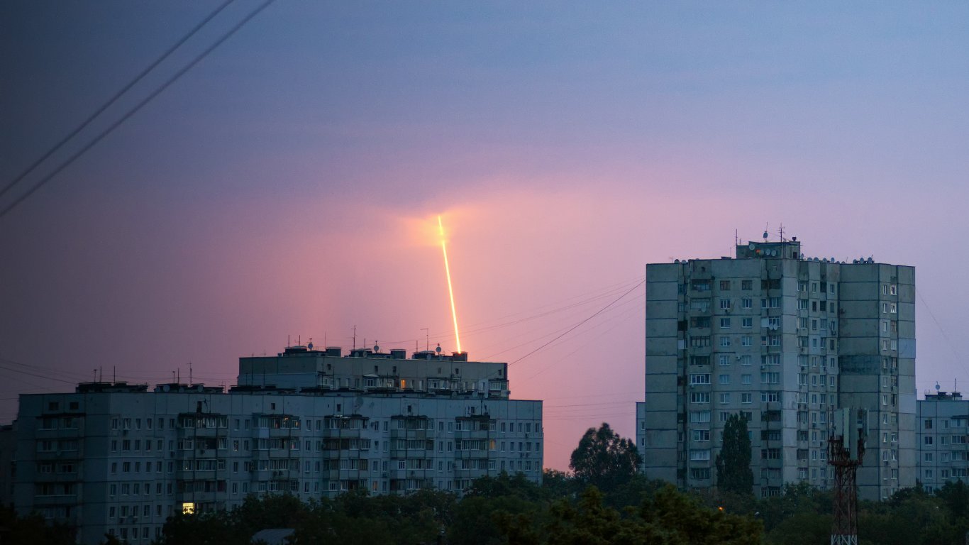 Руска ракетна атака по Украйна посреща Зеленски при завръщането му