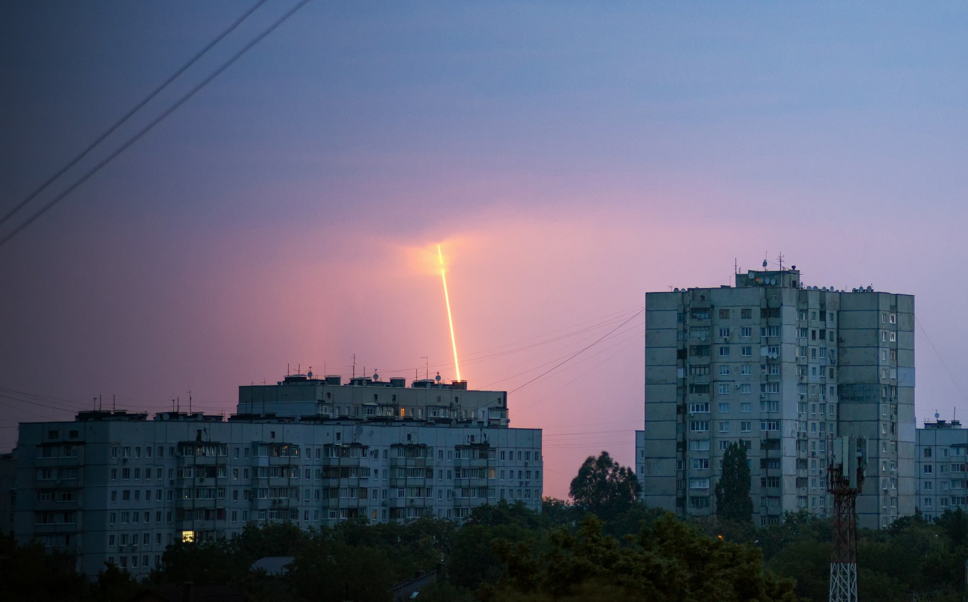 Изстрелването на руска ракета срещу Украйна от района на Белгород в Русия се вижда на зазоряване в Харков