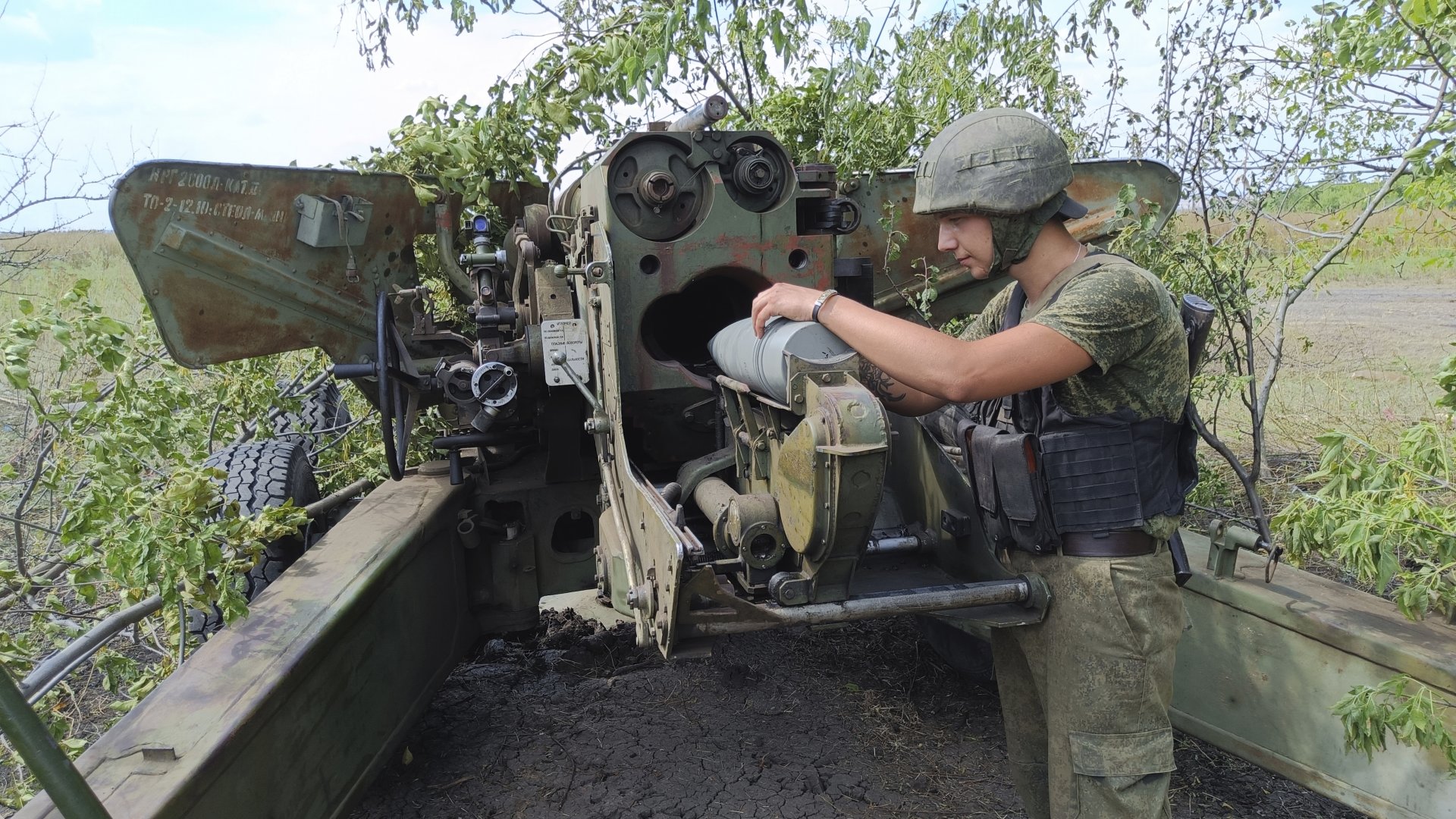 Военнослужещ от Народната милиция на Донецката народна република подготвя 152 mm полево оръдие 2A36 Giatsint-B за стрелба по украински войски в неразкрито местоположение в Ясинувата, Донецка област