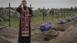 Нови гробове само с номера в Буча, Медведев посети сепаратистите в Донбас