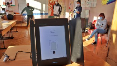 Представители на Районната избирателна комисия РИК в Бургас разясняват на