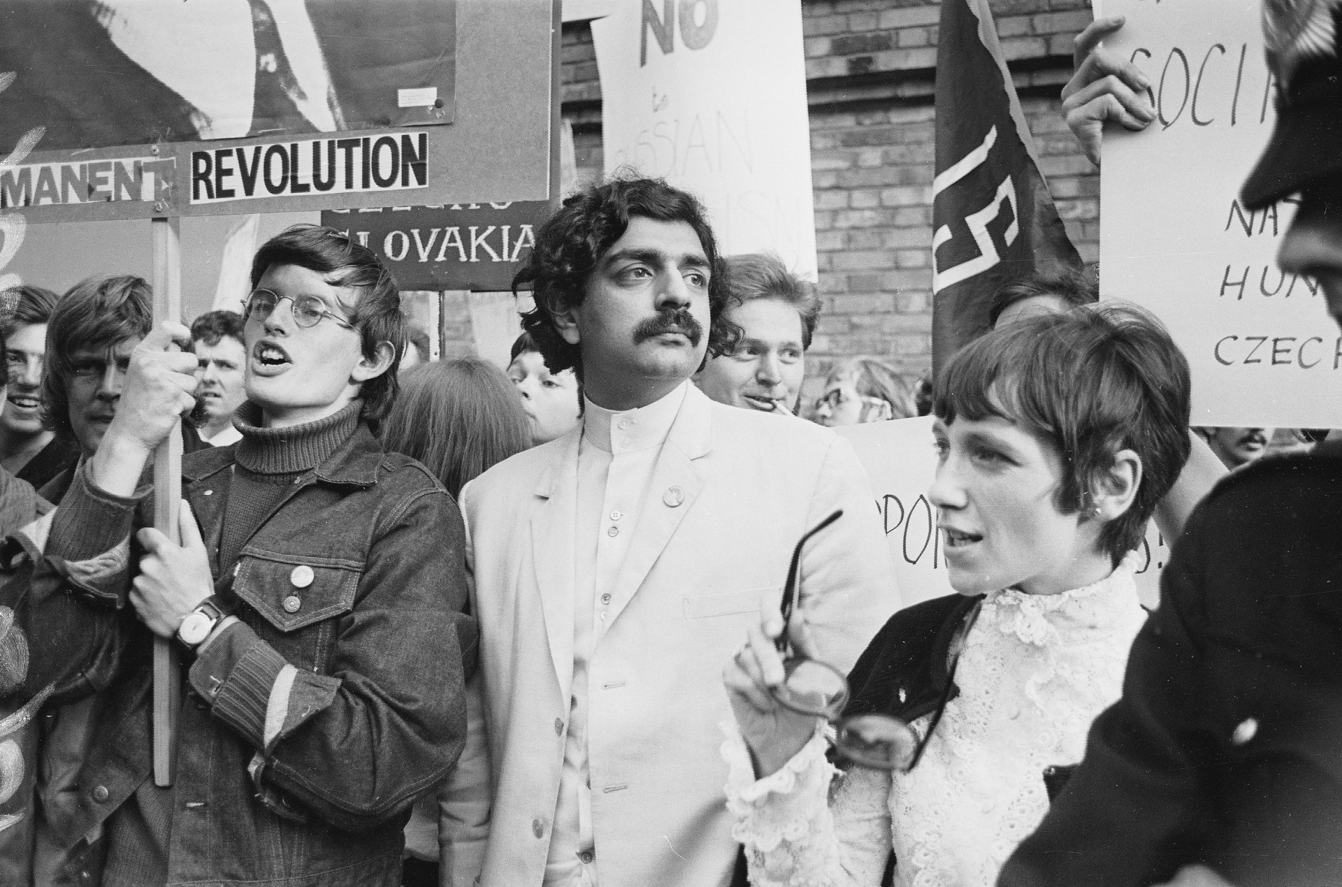 Студентски протести пред съветското посолство в Лондон, на предна линия е левия интелектуалец Тарик Али 