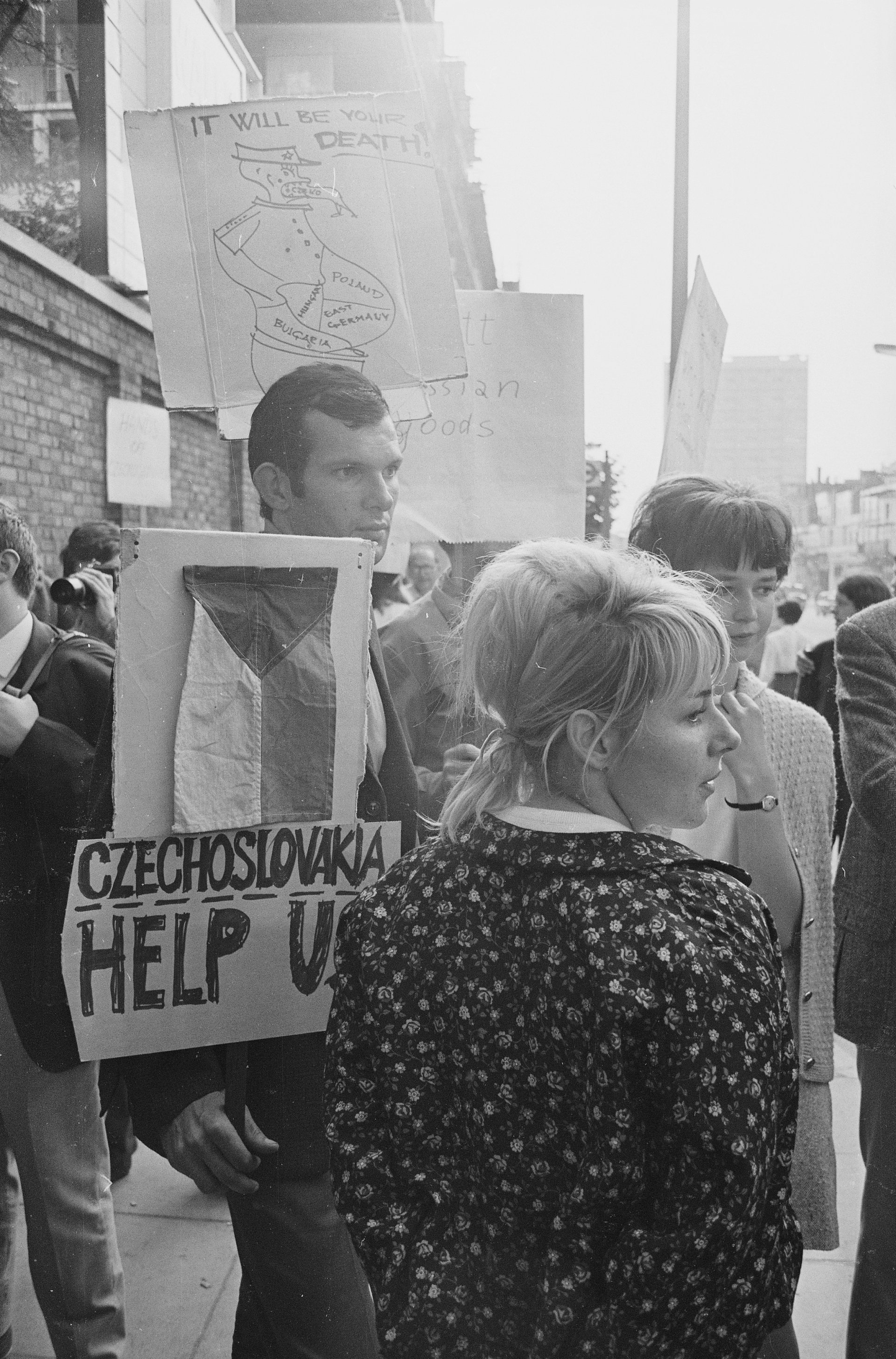 21 август 1968 г. - протести пред съветското посолство в Лондон срещу навлизането на съветските танкове в Прага