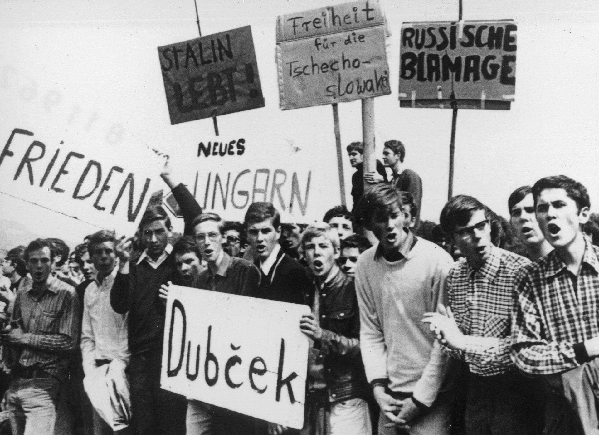 Над 1500 млади германци протестират пред съветското посолство в Бон срещу съветската инвазия в Чехословакия 
