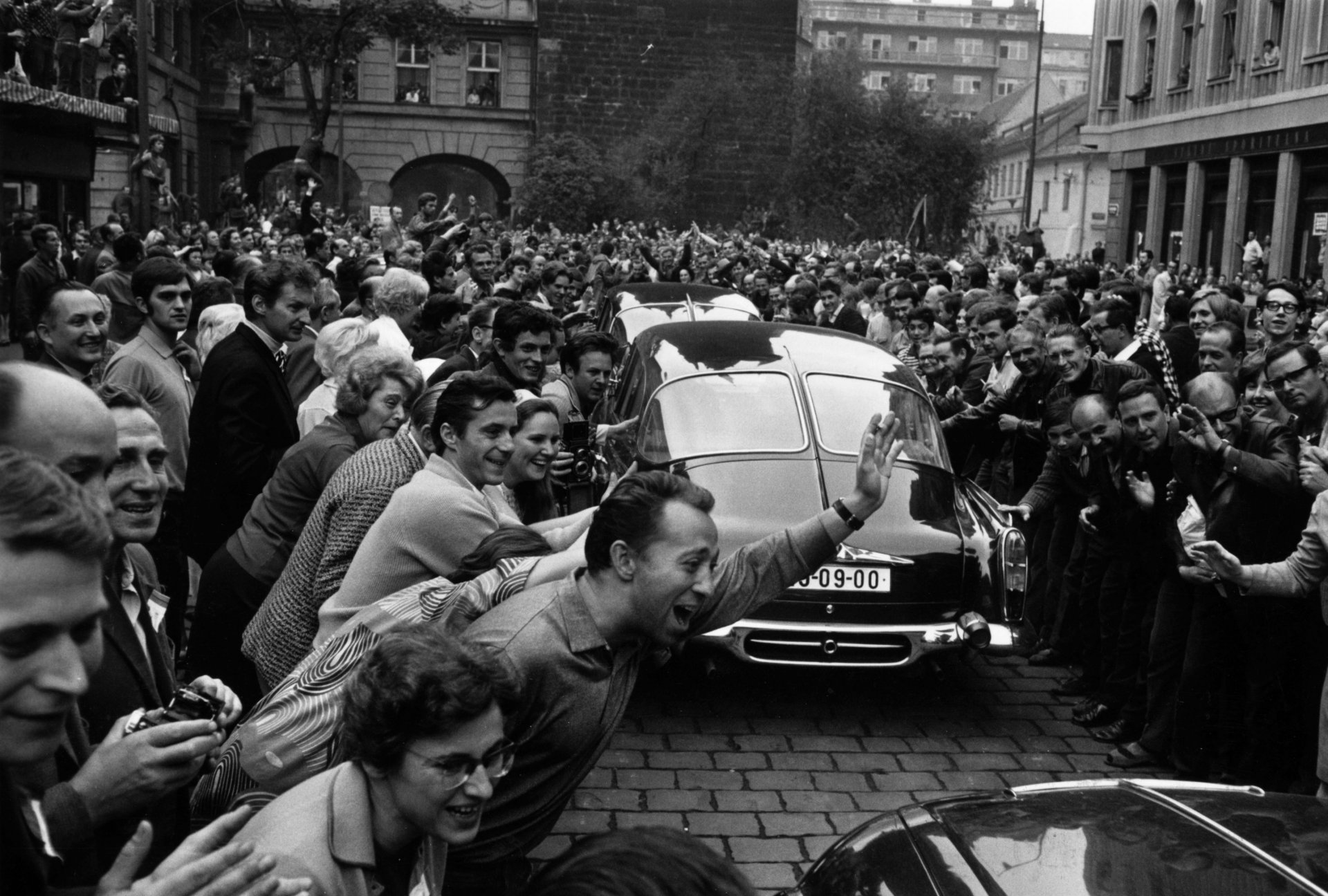 29 август 1968 г. - тълпа от протестиращи приветстват радостно шествие от автомобили по време на Пражката пролет 