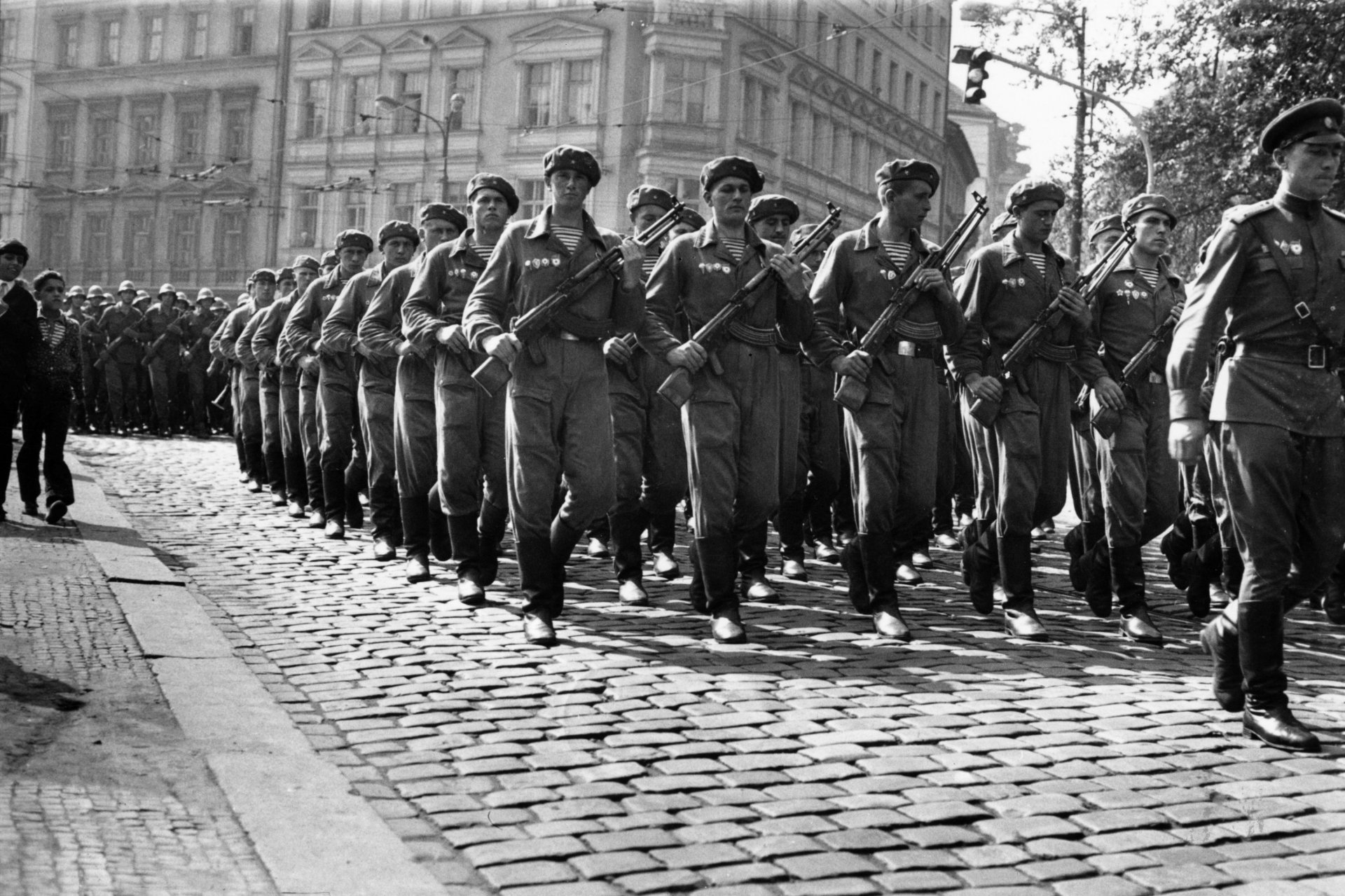 10 септември 1968 г. - съветските войски маршируват в Прага по време на Пражката пролет 