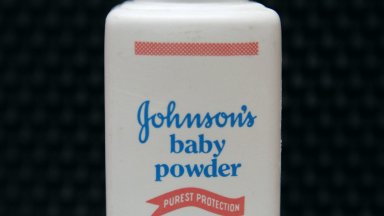 Johnson & Johnson спира продажбите в целия свят на бебешка пудра с талк