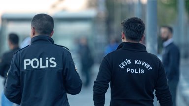 Осем турски полицаи бяха ранени при взрив на кола бомба