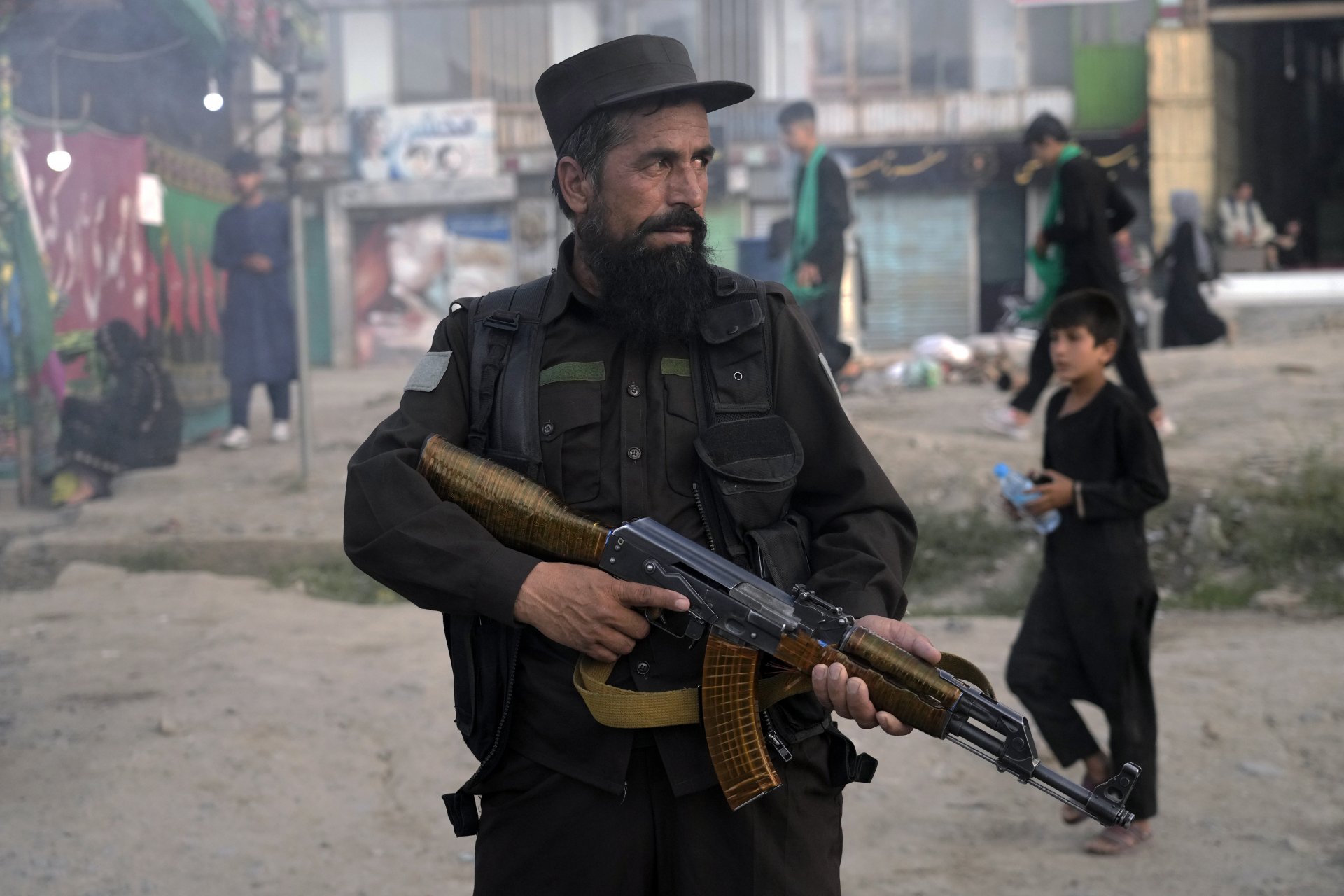 Август, 2022 г. - Талибаните разпръсват протест на жени в Кабул с предупредителни изстрели и насилие