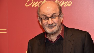 Писателят Салман Рушди изгуби зрението на едното си око и