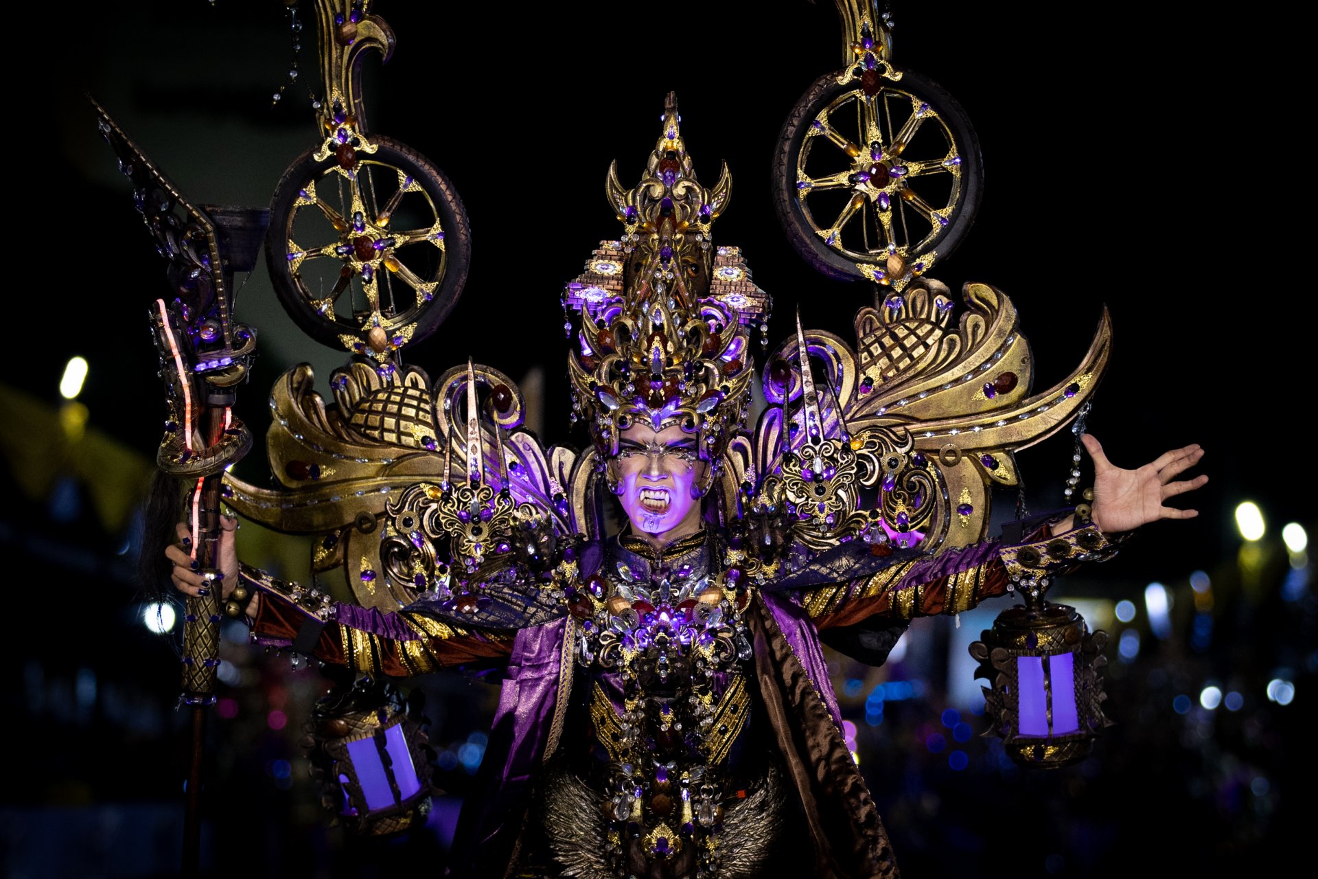 Карнавалът е изцяло в бразилски стил с акцент върху традиционните индонезийски мотиви. Уличният карнавал претендира да бъде един от най-големите в света и се състои от повече от хиляда изпълнители, а моделите дефилират по 3,6 км дълъг път - подиум. 