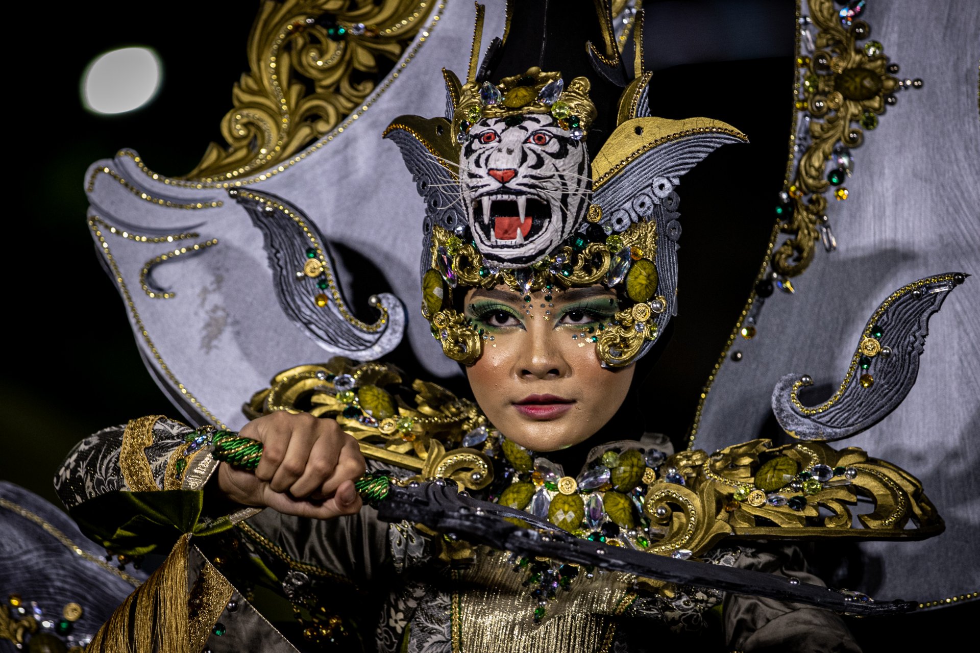 Карнавалът е изцяло в бразилски стил с акцент върху традиционните индонезийски мотиви. Уличният карнавал претендира да бъде един от най-големите в света и се състои от повече от хиляда изпълнители, а моделите дефилират по 3,6 км дълъг път - подиум. 