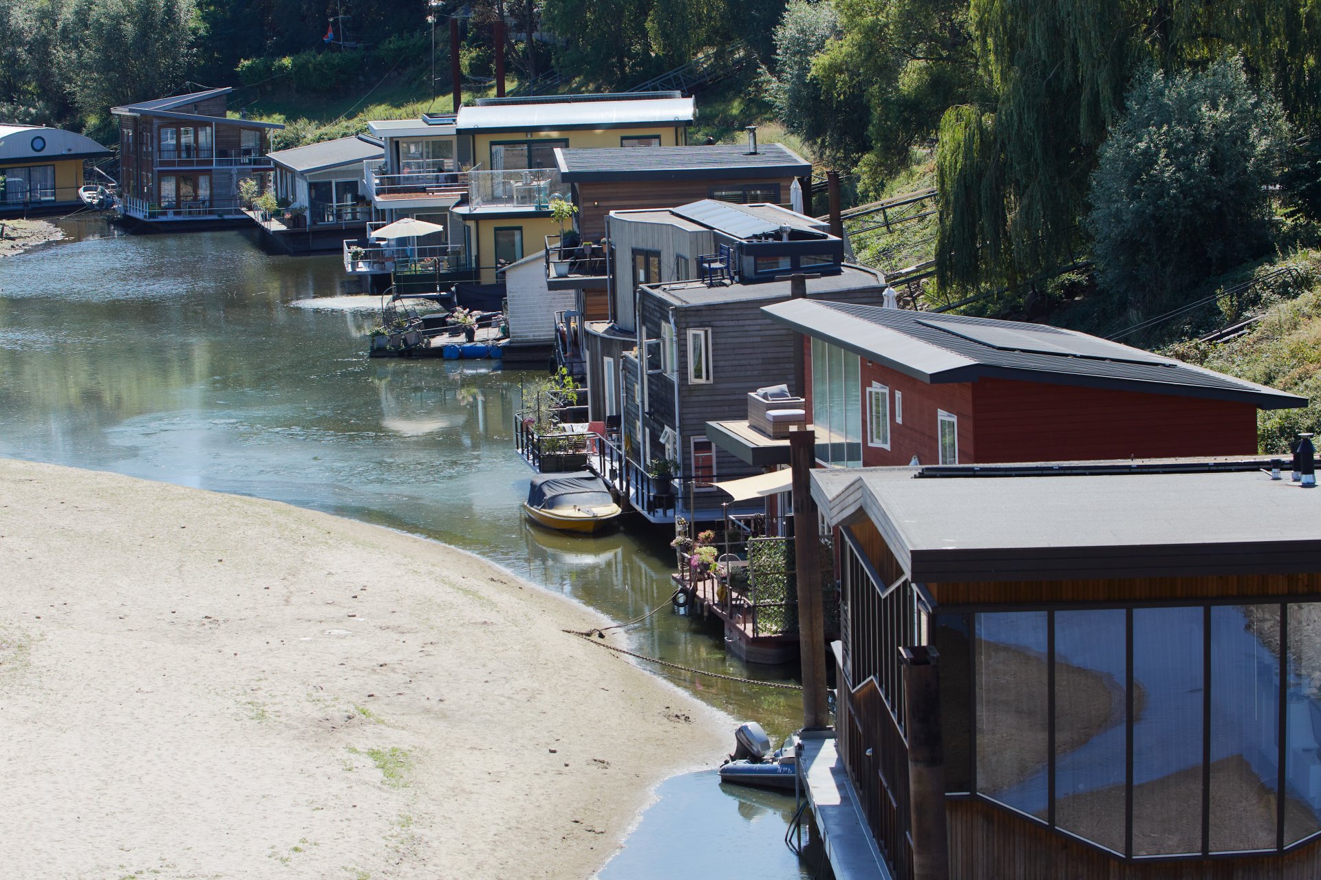 Къщи за лодки на брега на река Ваал на 10 август 2022 г. в Ниймеген, Холандия.