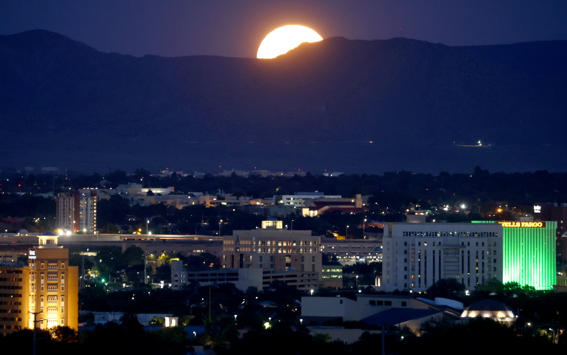 Луната изплува на фона на града. Това е четвъртата и последна супер луна за 2022 г. 