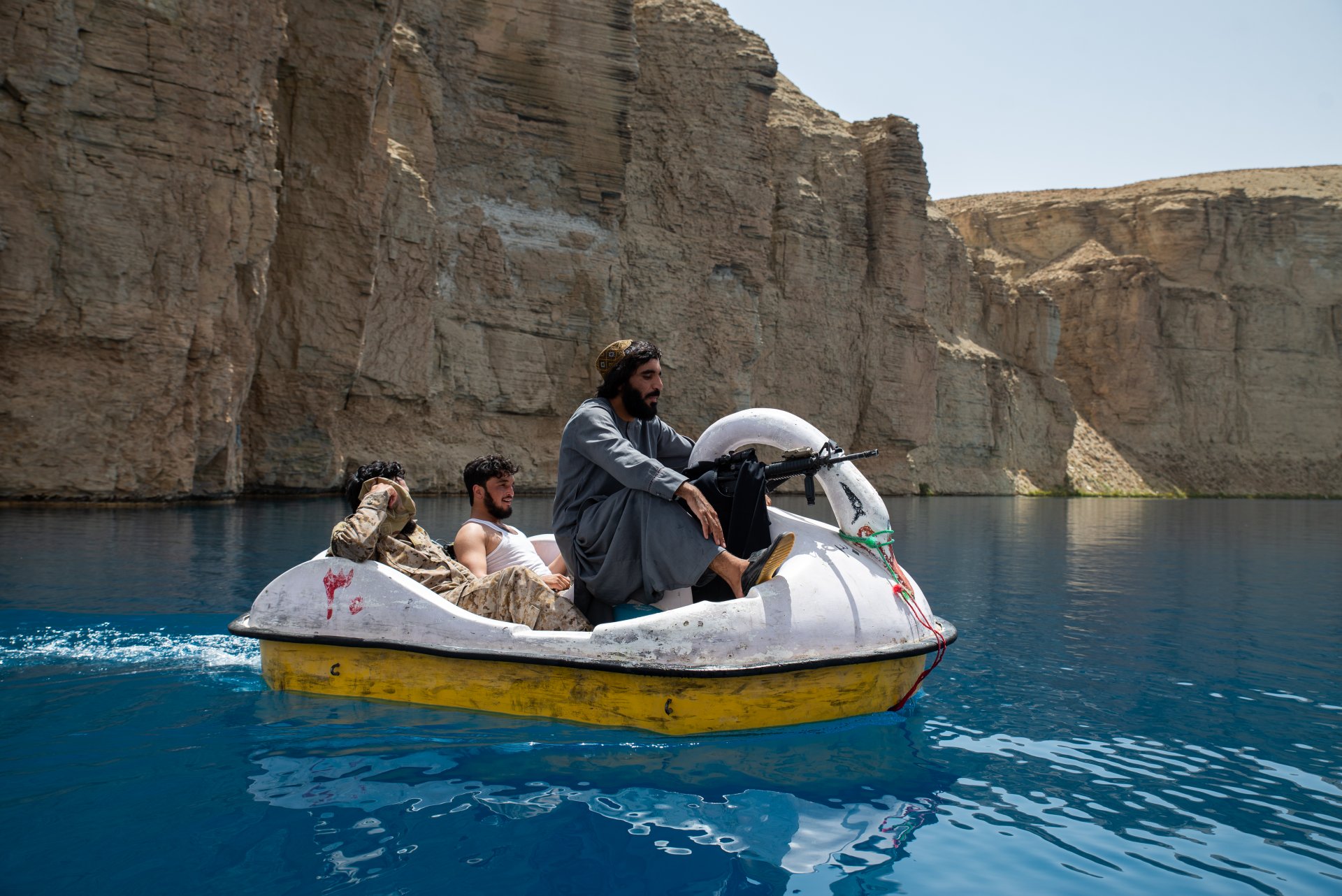 Taлибани гребат в лодка, докато заедно с афганистански семейства се наслаждават на разходка в едно от езерата на националния парк. 