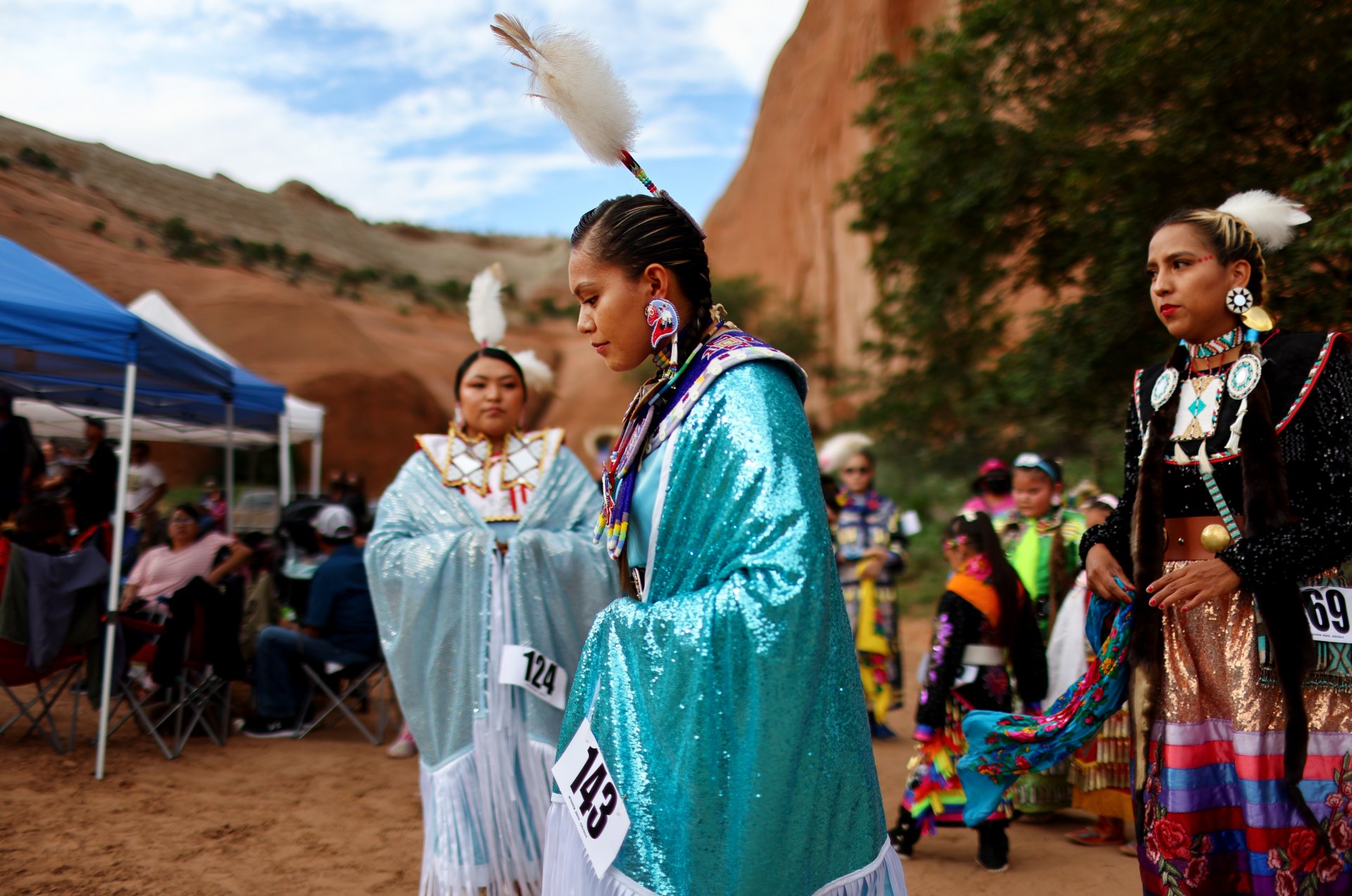  Танцьори се подготвят да участват в конкурса powwow на 100-ия междуплеменен индиански церемониал в Red Rock Park. 