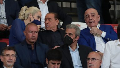 Берлускони показа 32-годишното си гадже на футболен мач (видео)