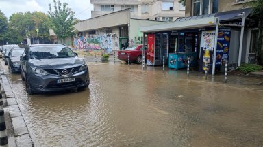 Авария на голям водопровод остави на сухо част от центъра на София
