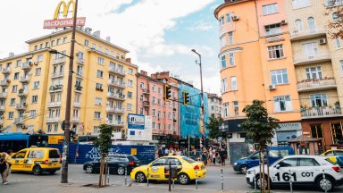 На косъм от нова трагедия: Шофьор се вряза в кашпа до пешеходна пътека в центъра на София