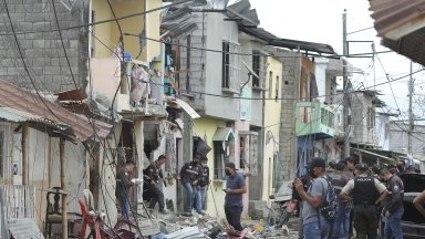 Петима убити при бомбен атентат в Еквадор (снимки)
