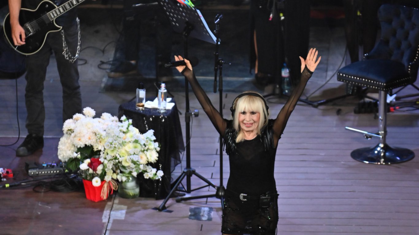 Лили Иванова "взриви" публиката на концерта си в зала „Дружба“ в Хасково тази вечер