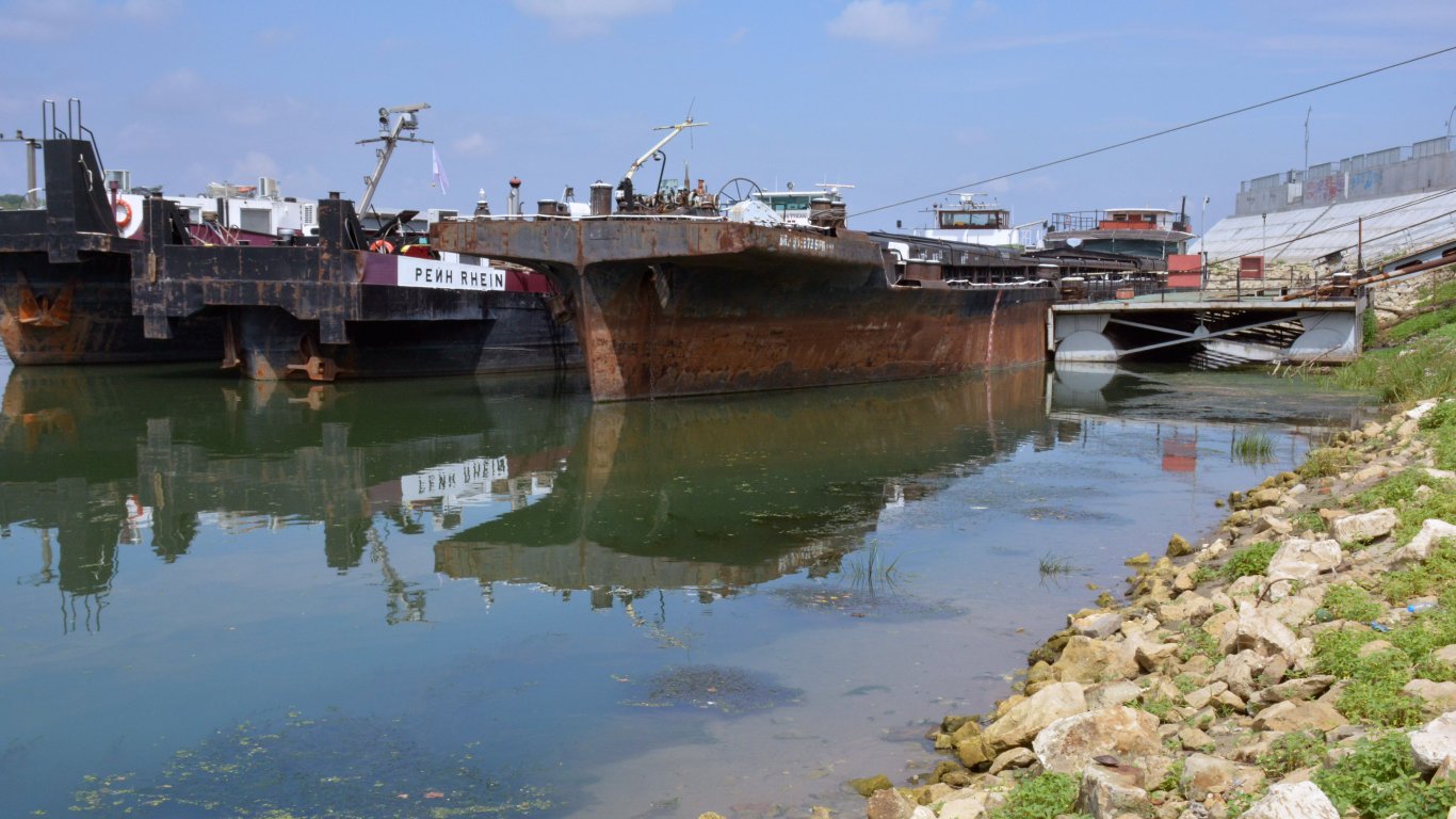 Десетки кораби са блокирани в Дунав след руските атаки срещу украински пристанища