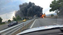 Автобус с близо 50 пътници се запали и изгоря на магистрала "Тракия" край Бургас (снимки)