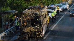 Запалилият се на АМ "Тракия" автобус е бил почти 30-годишен (снимки)