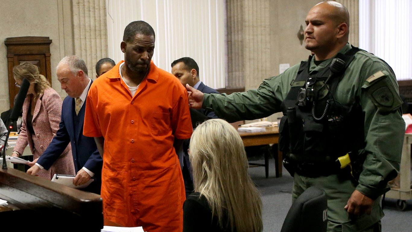 Обвинението в САЩ иска още 25 години затвор за американския певец Ар Кели
