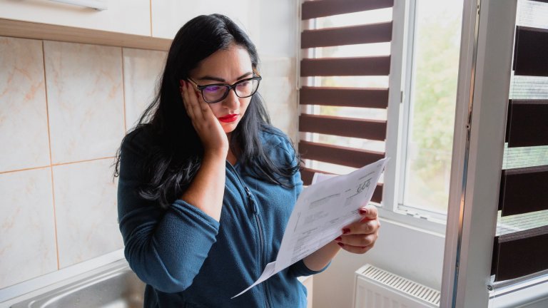 Жена твърди, че е получила €65 сметка за ток за неизползваем имот със свален бушон