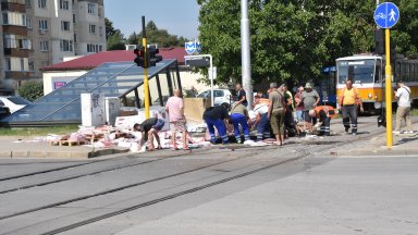 Камион се заби в трамвай до метроспирка "Искърско шосе" (снимки)