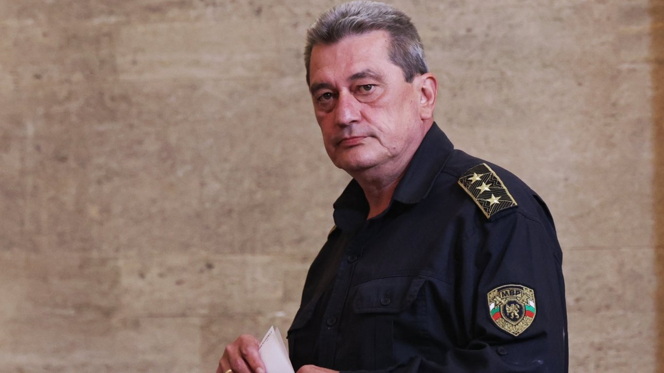 След 40 г. в МВР и 16 г. начело на пожарната: Комисар Николай Николов се пенсионира