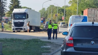 Тежкотоварните камиони които пътуват по маршрут към границата с Румъния