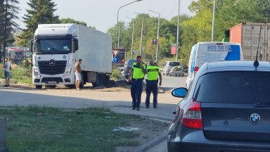 Тежкотоварните камиони които пътуват по маршрут към границата с Румъния