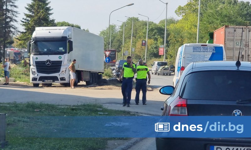 Тежкотоварните камиони, които пътуват по маршрут към границата с Румъния