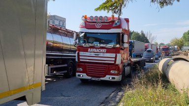 Опашки от тирове на ГКПП "Дунав мост" и задръствания в Русе (снимки)