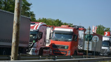 Десетки тирове изчакват преминаване на границата с Румъния по основни